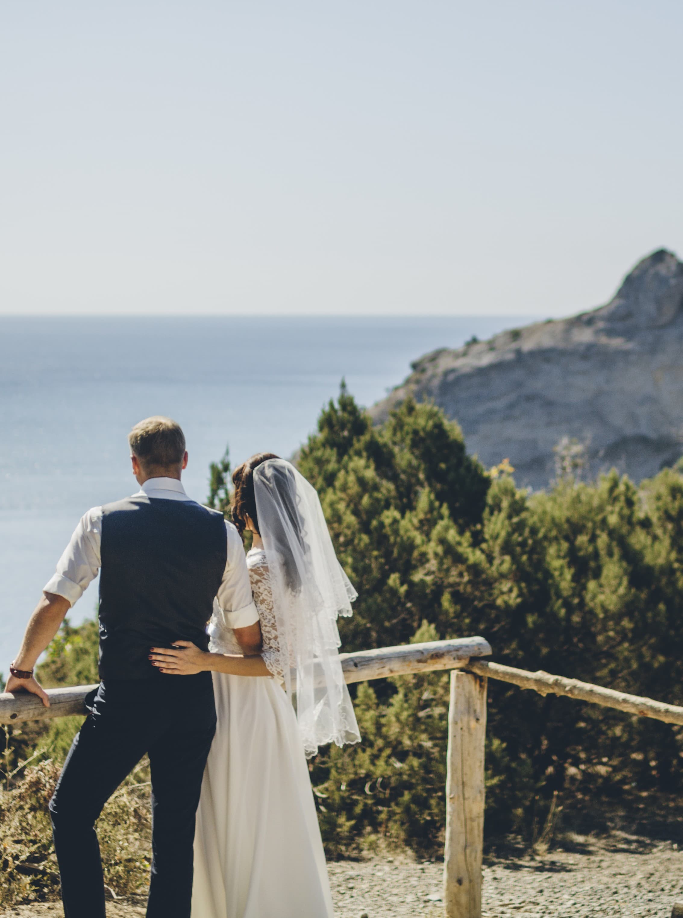 Pareja de espaldas contemplando el mar y la montaña en Mallorca