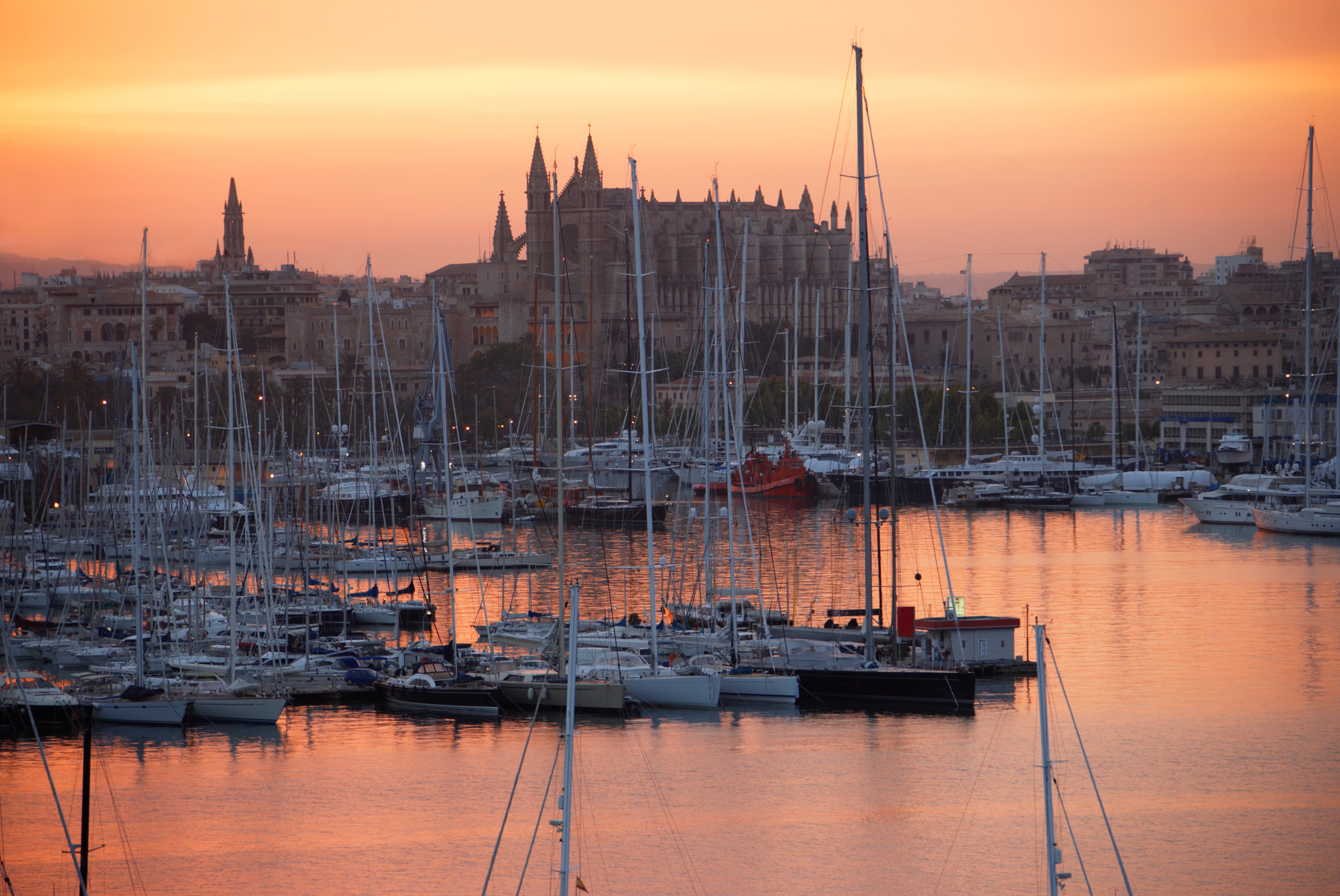 La Catedral y el puerto de Palma de Mallorca al amanecer